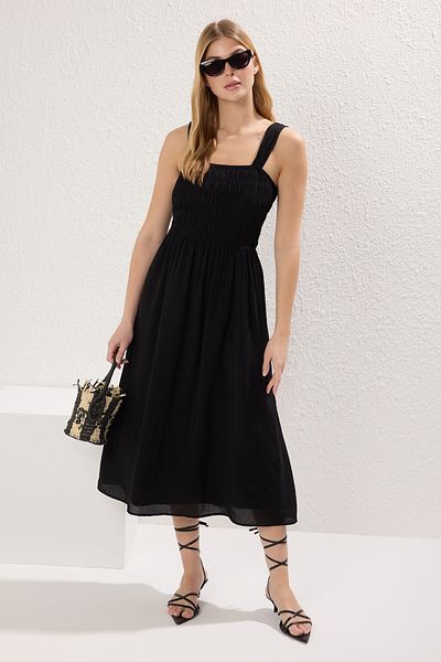 Trendyol Collection Schwarzes, gerades, tailliertes Midi-Webkleid mit geradem Saum TWOSS25EL00050