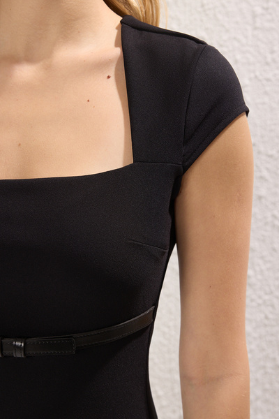 Trendyol Collection Rochie midi țesătă, neagră, cu centură, îmbrățișată pe corp TWOSS25EL00211