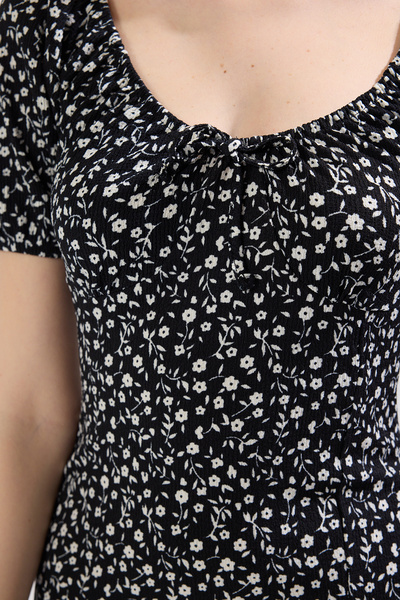 Trendyol Collection Carmen Collar Black Floral Midi Bodycon Dress - Detail rozparku Twoss25El00161