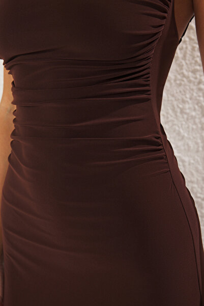 Trendyol Collection Pružné Maxi hnědé pletené šaty – A-Line s ramínky a nízkými zády Twoss25El00539