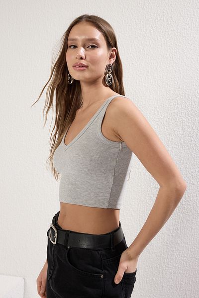 Trendyol Collection Grau meliertes, geripptes, supergeschnittenes, flexibles Strick-Unterhemd mit V-Ausschnitt TWOSS24AL00029