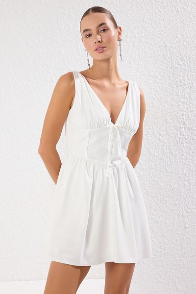 Trendyol Collection Weiß gefüttertes, gewebtes, stilvolles Mini-Futterkleid TPRSS25EL00221