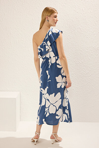 Trendyol Collection Етична асиметрична сукня міді з квітковим орнаментом індиго TWOSS25EL00283