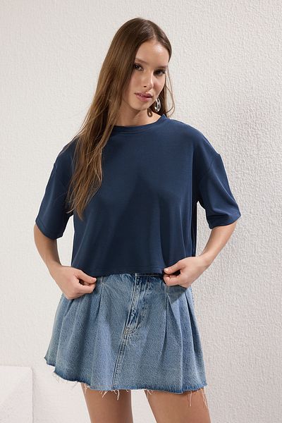 Trendyol Collection Sötétkék modális, laza/kényelmes szabású, rugalmas kötött póló TWOSS25TS00048