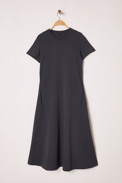 Trendyol Collection Anthrazitfarbenes Midi-Strickkleid – einfarbiges T-Shirt mit Tasche TWOSS24EL00169