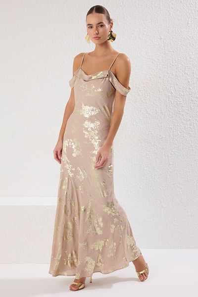 Trendyol Collection Χρυσό αφηρημένο υφαντό μάξι βραδινό φόρεμα και φόρεμα αποφοίτησης TPRSS25AE00089