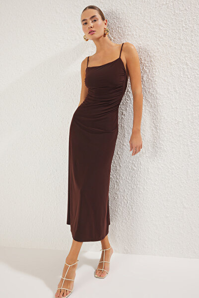 Trendyol Collection Pružné Maxi hnědé pletené šaty – A-Line s ramínky a nízkými zády Twoss25El00539