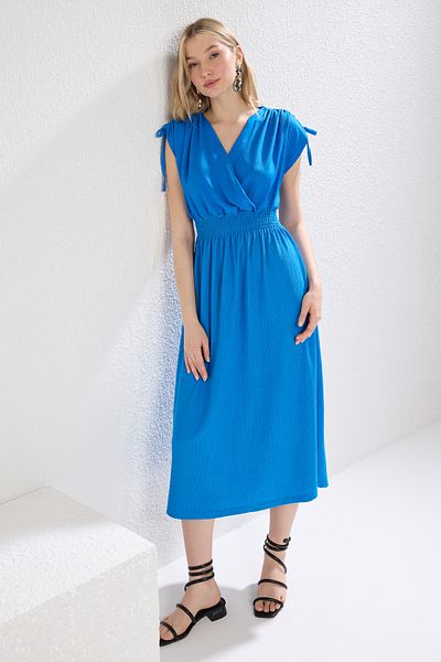 Trendyol Collection Saks-Midikleid mit dehnbarem Stoff – Nullärmel, zweireihig, Skater-Kordelzug TWOSS24EL01063