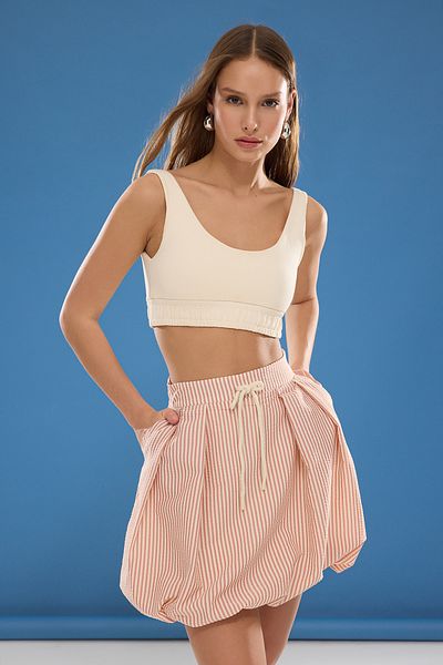 Trendyol Collection Roter gestreifter Seersucker-Minirock – Taillenschnürung und Ballondetails TWOSS25ET00036