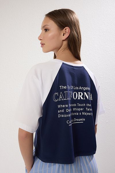 Trendyol Collection Μπλουζάκι Colorblock Navy Blue Slogan Relaxed Fit Crop T-shirt 100% βαμβάκι - TWOSS24TS00098