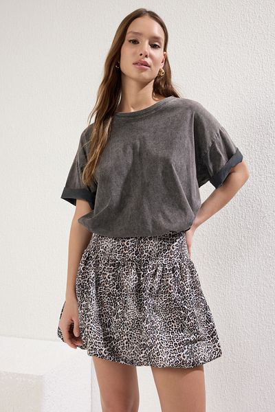 Trendyol Collection Mehrfarbiger, gewebter Mini-Rock mit Tier-Leopardenmuster und Ballondetail TWOSS25ET00037