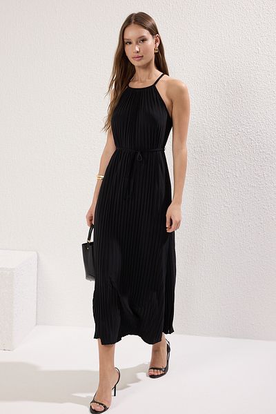 Trendyol Collection Schwarzes, gerades Maxi-Strickkleid mit Stehkragen, plissiertem Skater/Taillenabzug TWOSS25EL00513