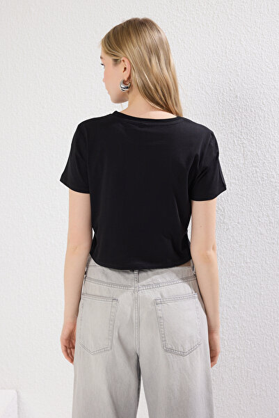 Trendyol Collection Černé triko Crop s výšivkou – 100% bavlna, výstřih – Twoss20Ts1377