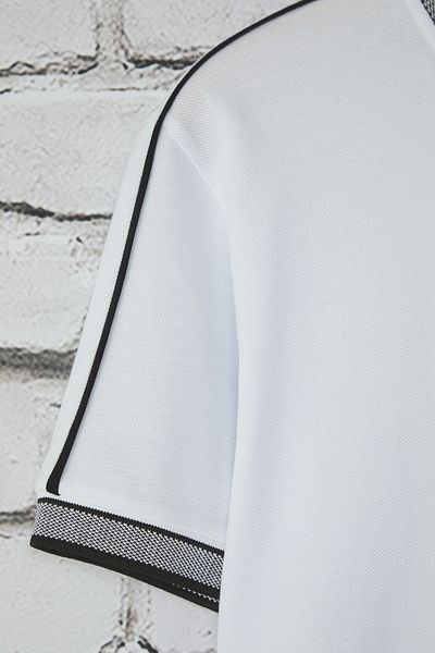 Trendyol Collection Weißes T-Shirt mit Polokragen – reguläre Passform TMNSS25PO00016