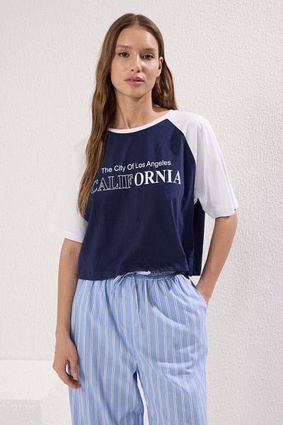 Trendyol Collection Μπλουζάκι Colorblock Navy Blue Slogan Relaxed Fit Crop T-shirt 100% βαμβάκι - TWOSS24TS00098
