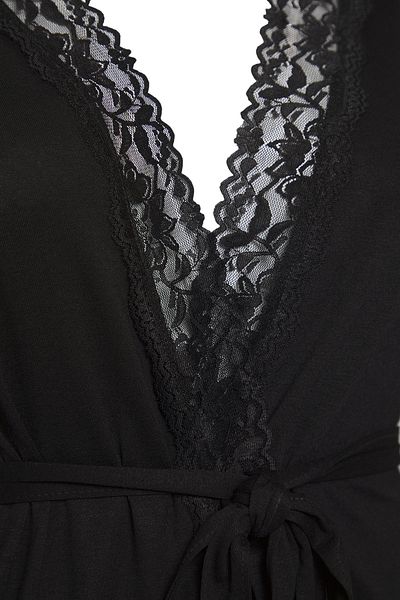 Trendyol Curve Viskose-Strick-Morgenmantel mit schwarzen Spitzendetails TBBSS25SB00000