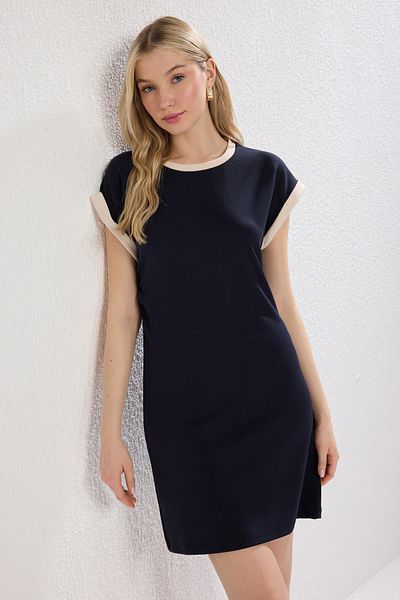 Trendyol Collection Marineblaues Farbblock-Mini-Strickkleid mit geradem Schnitt TWOSS25EL00589