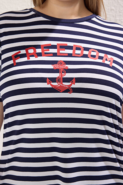 Trendyol Curve Sötétkék csíkos nyomott nagy méretű póló TBBSS25BF00037