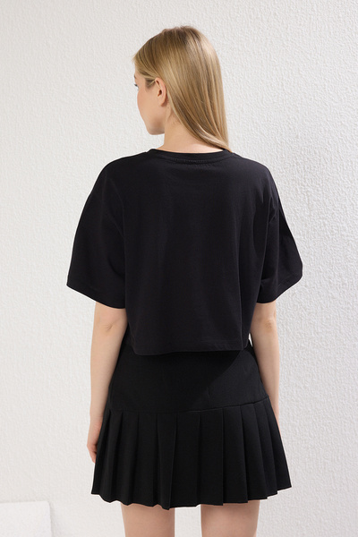 Trendyol Collection Schwarzes Crop-Strick-T-Shirt – 100 % Baumwolle, entspannter Schnitt, bedruckt – TWOSS23TS00369