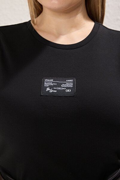 Trendyol Curve قميص داخلي مضلع بمقاس كبير - أسود مع تفاصيل ملصق Tona Tone TBBSS25CV00013