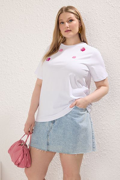 Trendyol Curve Knitted Large Size Tshirt with White Flower Accessories Tbbss25Bf00045