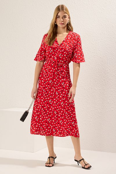 Trendyol Collection Piros virágos A-vonalú Midi szőtt ruha TWOSS25EL00300