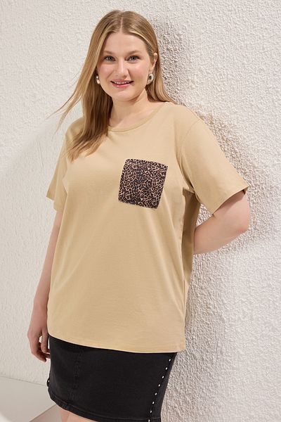 Trendyol Curve Beigefarbenes, bedrucktes Baumwoll-T-Shirt in Übergröße mit Tasche, Übergröße TBBSS24BF00059