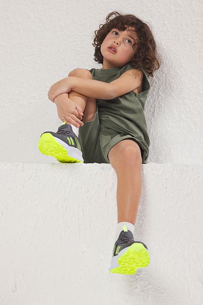 TRENDYOL SHOES Šedé šněrované neonové detailní chlapecké dětské tenisky na lehké podrážce Takss25Sn00025