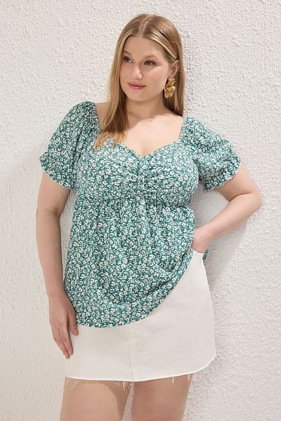 Trendyol Curve Grüne Blumendruck-Strickbluse in Übergröße TBBSS25AF00087