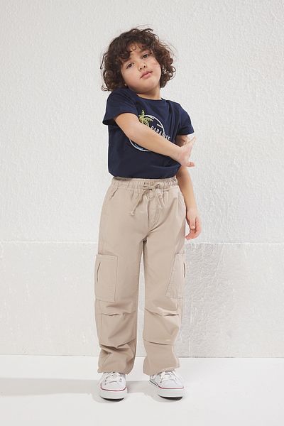 TRENDYOLKIDS Beige Jungen-Jeanshose aus 100 % Baumwolle mit elastischem Bund und Taschendetail
