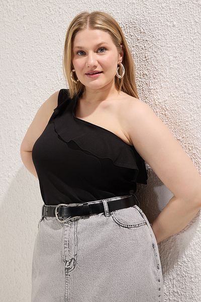 Trendyol Curve Schwarze Bodycone-Strickbluse mit Rüschen in Übergröße – TBBSS25AF00079