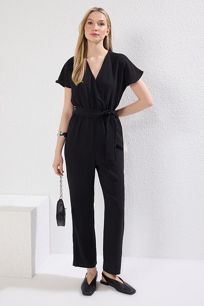 Trendyol Collection Schwarzer Jumpsuit aus gewebtem Stoff mit zweireihigem Kragen und Röhrenbeinen und Schnürung TWOSS21TU0112