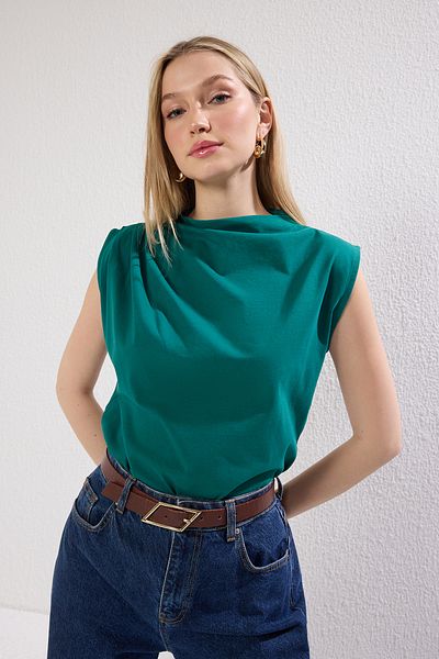Trendyol Collection Koszulka z nadrukiem w kolorze szmaragdowo-zielonym, ściągana sznurkiem, wykonana w 100% z bawełny, z dekoltem w łódkę Twoss24Ts00051