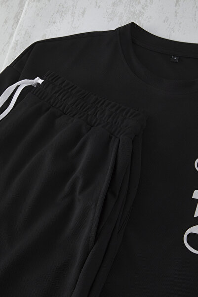 Trendyol Collection Σετ αθλητική φόρμα με θέμα το Black College Oversize/Wide Cut Jersey Fabric TMNSS25EM00005