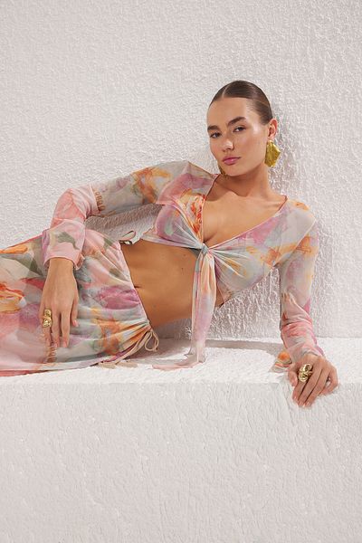 Trendyol Collection Durchsichtiges Strand-Set – abstraktes Muster, Bindedetail, Bluse und Rock TBESS25AU00044