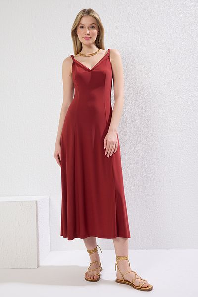 Trendyol Collection Dehnbares, fliesenfarbenes Maxikleid mit V-Ausschnitt – Skater-Stil TWOSS25EL00384