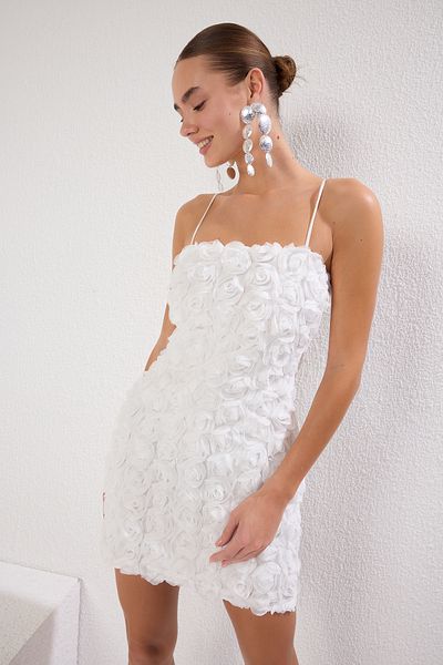 Trendyol Collection Weiße 3D-Rosen-Applikation, detailliertes Hochzeits-/Hochzeits-Elegantes Abendkleid TPRSS25EL00018