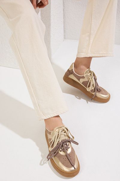 TRENDYOL SHOES Goldfarbene Damen-Retro-Sneaker mit zwei Schnürsenkeln und doppeltem Verwendungszweck aus kontrastierendem Wildleder in Metallic-Optik TAKSS25SN00008