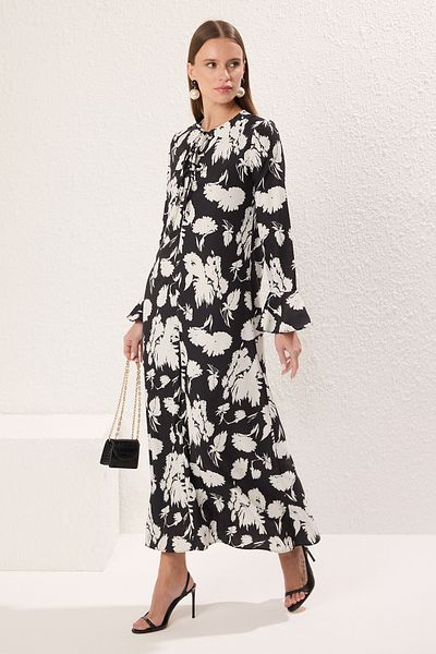 Trendyol Modest Vzorované tkané černé šaty - detail mašle TCTAW25EB00109