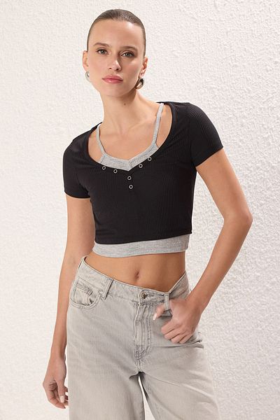 Trendyol Collection Εύκαμπτη μαύρη πλεκτή μπλούζα με ραβδώσεις - Λεπτομέρεια διπλής στρώσης που αγκαλιάζει το σώμα TWOSS24BZ00102