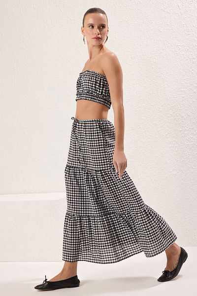 Trendyol Collection Schwarze trägerlose Crop-Bluse mit Rock mit hoher Taille und gewebtem Oberteil TWOSS25AU00093