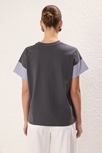 Trendyol Collection Πλεκτό μπλουζάκι από ποπλίνα με λεπτομέρεια χαλαρής εφαρμογής ανθρακί - TWOSS24TS00007