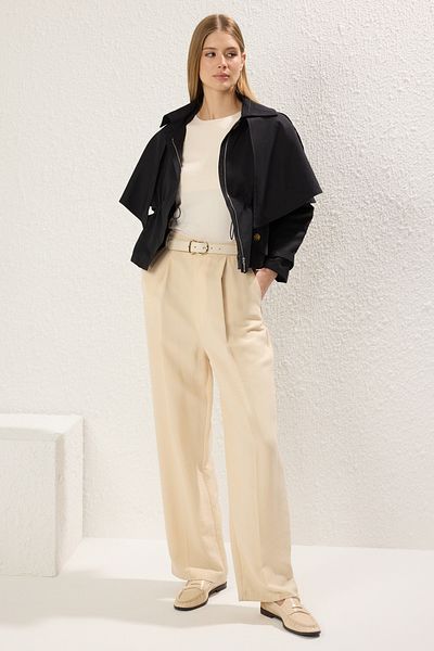 Trendyol Collection Černý odnímatelný kousek Detailní elastický pas Běžný krátký trenčkot TWOSS25TR00003