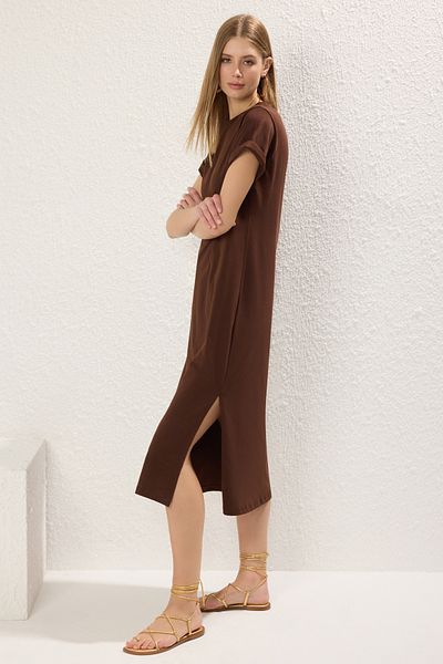 Trendyol Collection Καφέ βαμβακερό μπλουζάκι φόρεμα με σχισμή λεπτομέρεια - Relaxed Fit TWOSS24EL00140