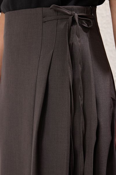 Trendyol Modest Anthrazitfarbener, plissierter, detaillierter Webrock TCTAW25EE00007