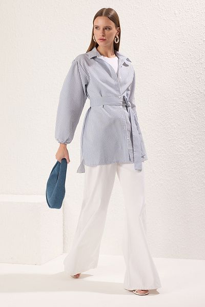 Trendyol Modest Blau gestreiftes, gewebtes Hemd mit Ballonärmeln und langem Rücken, Gürtel TCTSS22GO0116