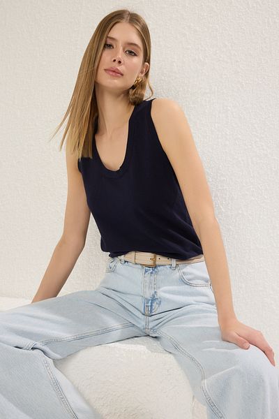 Trendyol Collection Sötétkék prémium fonal/különleges fonal medence nyakú kötöttáru vékony blúz TWOSS25BZ00306