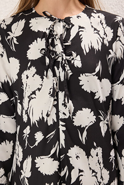 Trendyol Modest Vzorované tkané černé šaty - detail mašle TCTAW25EB00109