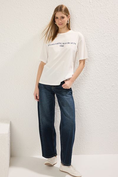 Trendyol Collection Bavlněné tričko se širokým střihem s potiskem Ecru Slogan – Twoss19Gh0034