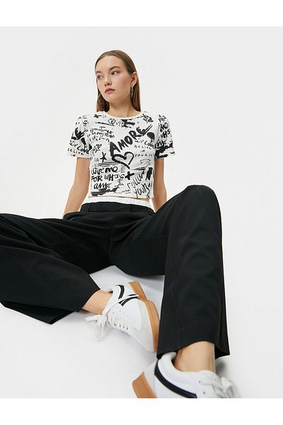 Koton Kurzärmliges Baumwoll-Crop-T-Shirt mit Rundhalsausschnitt – bedruckt und gerippt